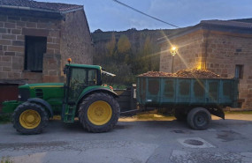 ep tractor con patatas de valderredible en una imagen de archivo