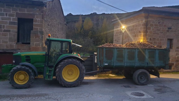 ep tractor con patatas de valderredible en una imagen de archivo