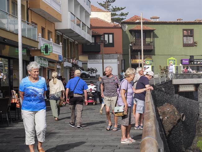Turistas en Puerto de la Cruz | CEDIDA ep turistaspuertola cruz