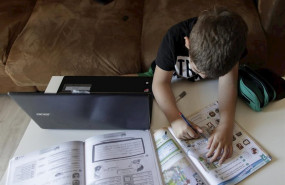 ep un alumno de primaria hace los deberes de la asignatura de ingles con varios libros y un ep un alumno de primaria hace los deberes de la asignatura de ingles con varios libros y un
