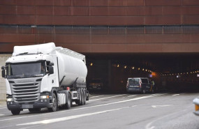 ep un camion pasa el puesto fronterizo de somport huesca entre espana y francia
