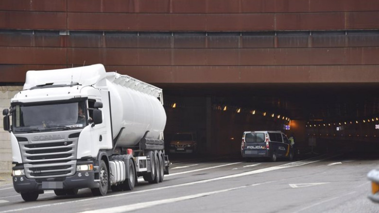ep un camion pasa el puesto fronterizo de somport huesca entre espana y francia ep un camion pasa el puesto fronterizo de somport huesca entre espana y francia