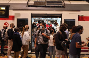 ep un gran numero de pasajeros sale de un tren en la estacion de madrid   puerta de atocha