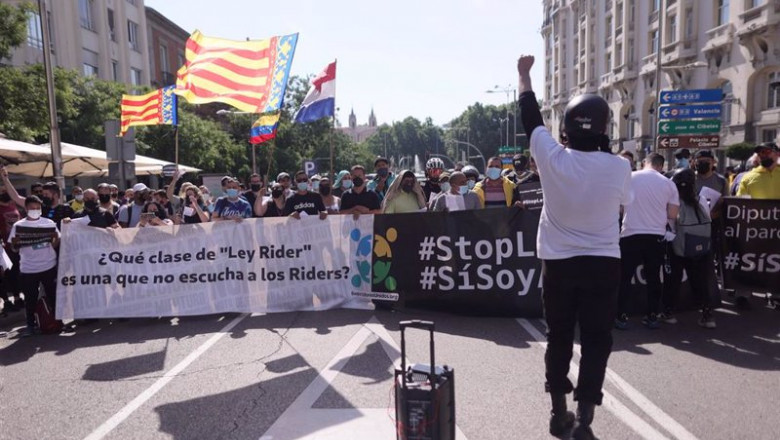 ep un rider levanta el brazo acompanado de otros trabajadores frente al congreso en una