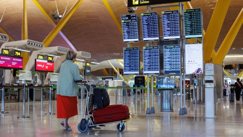 Una mujer con su equipaje frente a un panel de salidas de la terminal T4 del aeropuerto Adolfo Suárez-Madrid Barajas, a 30 de junio de 2023, en Madrid (España). | Alejandro Martínez Vélez - Europa Press ep una mujer con su equipaje frente a un panel de salidas de la terminal t4 del aeropuerto adolfo