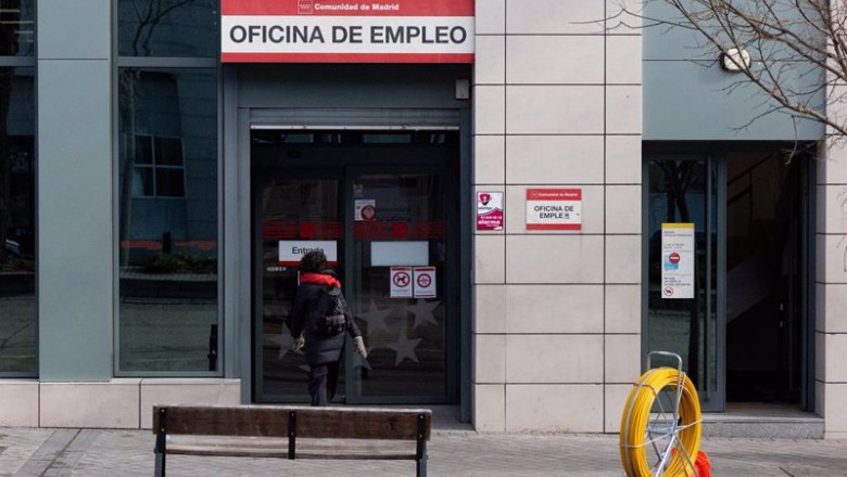 ep una mujer entra a una oficina de empleo ep una mujer entra a una oficina de empleo