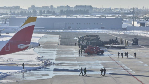 ep varios militares de la unidad militar de emergencia ume caminan por la pista del aeropuerto