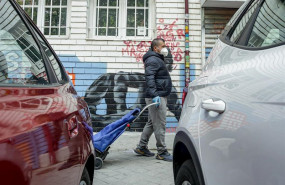 ep vecinos realizan una cola para recoger bolsas de la asociacion de vecinos parque aluche donde los