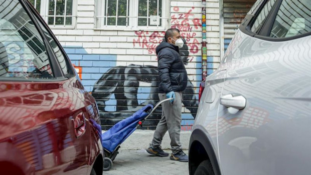 ep vecinos realizan una cola para recoger bolsas de la asociacion de vecinos parque aluche donde los
