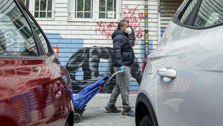 ep vecinos realizan una cola para recoger bolsas de la asociacion de vecinos parque aluche donde los ep vecinos realizan una cola para recoger bolsas de la asociacion de vecinos parque aluche donde los