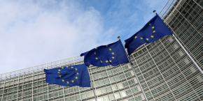 les drapeaux de l ue flottent devant la commission europeenne a bruxelles 