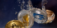 representations des cryptomonnaies bitcoin ethereum et dash plongeant dans l eau 20230517123515 