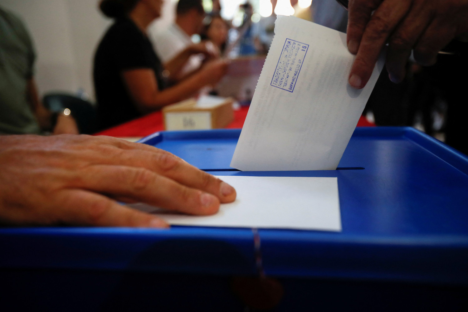 une personne vote dans un bureau de vote lors des elections legislatives anticipees a podgorica au montenegro 20240303064215 une personne vote dans un bureau de vote lors des elections legislatives anticipees a podgorica au montenegro 20240303064215