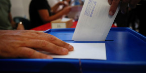 une personne vote dans un bureau de vote lors des elections legislatives anticipees a podgorica au montenegro 20240303064215 
