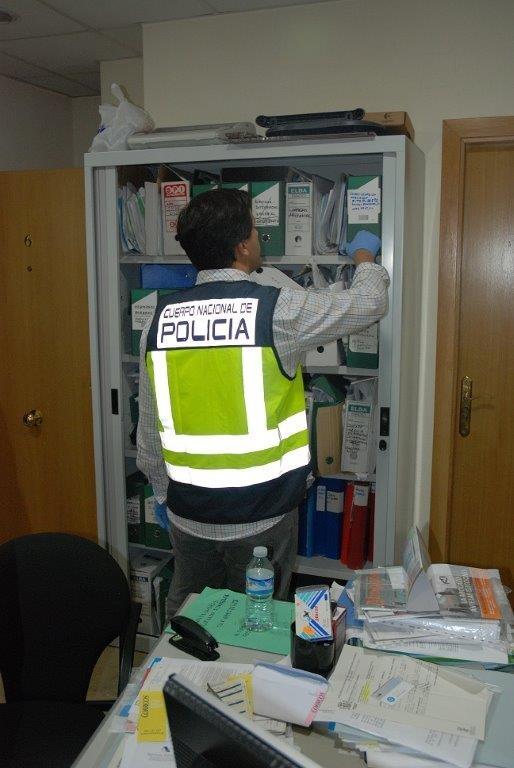 ep agentepolicia revisa documentacion policia documentos registro investiga