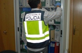 ep agentepolicia revisa documentacion policia documentos registro investiga