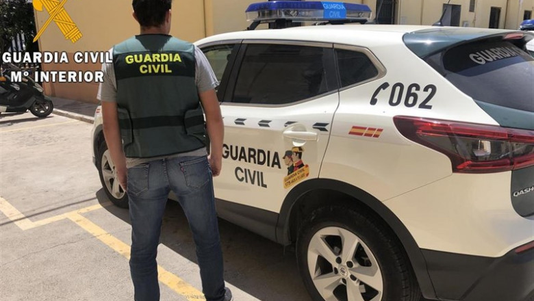 Agente y vehículo de la Guardia Civil en imagen de archivo | GUARDIA CIVIL - Archivo ep agentevehiculola guardia civilimagenarchivo