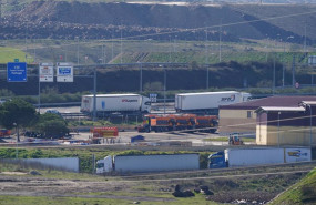 ep archivo   camiones parados en una carretera de salamanca