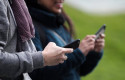 ep archivo dos personas hacen uso de sus telefonos moviles ep archivo dos personas hacen uso de sus telefonos moviles