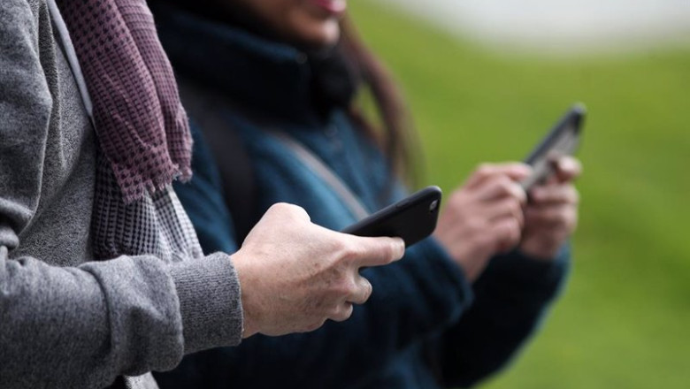ep archivo dos personas hacen uso de sus telefonos moviles ep archivo dos personas hacen uso de sus telefonos moviles