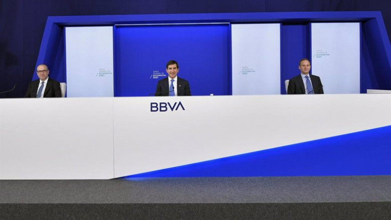 Archivo - El presidente de BBVA, Carlos Torres Vila; el consejero delegado, Onur Genç, y el secretario general, Domingo Armengol, durante la junta general de accionistas de 2021. | MARIELI OVIEDO/BBVA - Archivo ep archivo el presidente de bbva carlos torres vila el consejero delegado onur gen y el secretario