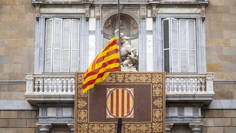 ep archivo la bandera de cataluna durante un minuto de silencio por las victimas de la dana en la ep archivo la bandera de cataluna durante un minuto de silencio por las victimas de la dana en la