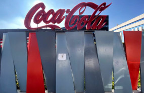 ep archivo   logotipo de coca cola a las puertas de su sede en la calle de la ribera del loira