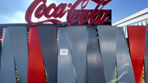 ep archivo   logotipo de coca cola a las puertas de su sede en la calle de la ribera del loira