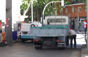 ep archivo personas ponen gasolina en sus coches en una gasolinera de madrid ep archivo personas ponen gasolina en sus coches en una gasolinera de madrid