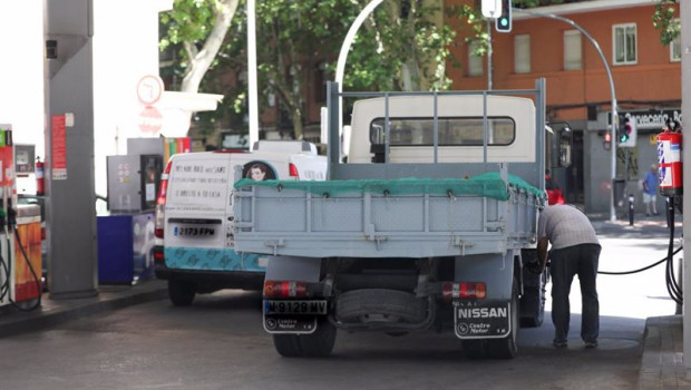 ep archivo   personas ponen gasolina en sus coches en una gasolinera de madrid