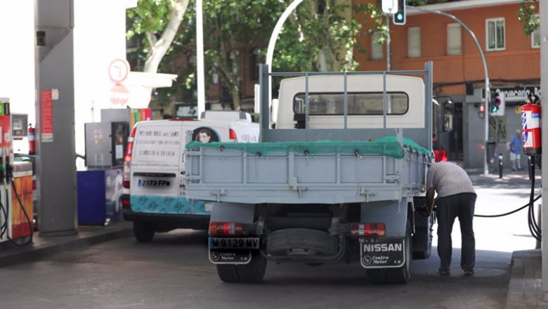 ep archivo   personas ponen gasolina en sus coches en una gasolinera de madrid