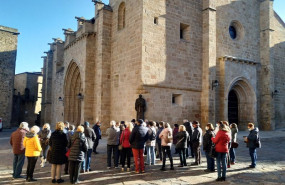 ep archivo   turistas en una visita guiada a la parte antigua de caceres