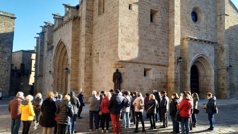 ep archivo   turistas en una visita guiada a la parte antigua de caceres