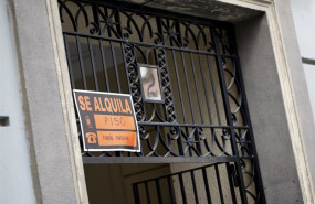 ep archivo   un cartel anunciando el alquiler de un piso