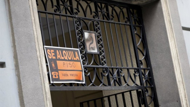ep archivo   un cartel anunciando el alquiler de un piso