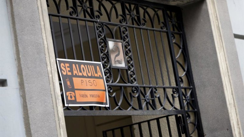 ep archivo   un cartel anunciando el alquiler de un piso