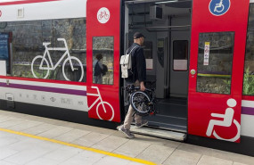 ep archivo   un usuario de renfe entra a un tren de cercanias con su bici