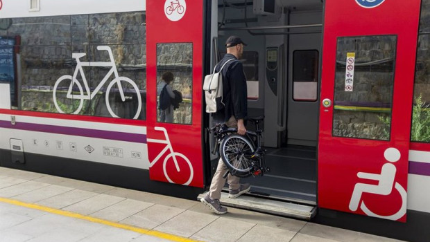 ep archivo   un usuario de renfe entra a un tren de cercanias con su bici