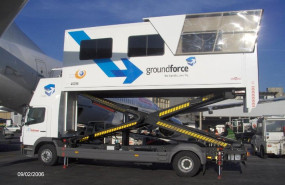 ep archivo   uno de los vehiculos de groundforce para labores de handling aeroportuario