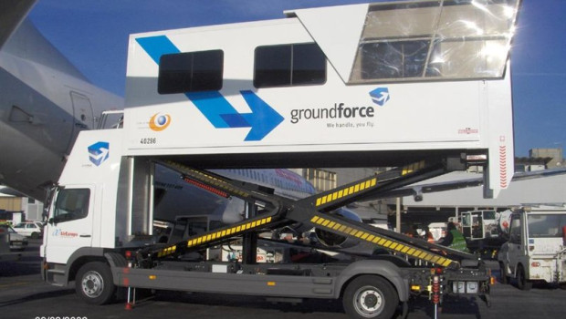 ep archivo   uno de los vehiculos de groundforce para labores de handling aeroportuario