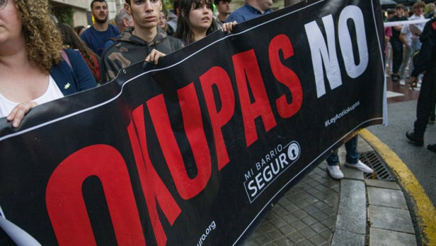 ep archivo   varias personas sujetan un cartel que reza okupas no durante una protesta en barcelona