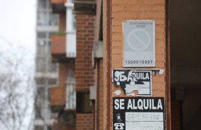 ep archivo   varios carteles de se alquila en la pared de un edificio en madrid espana