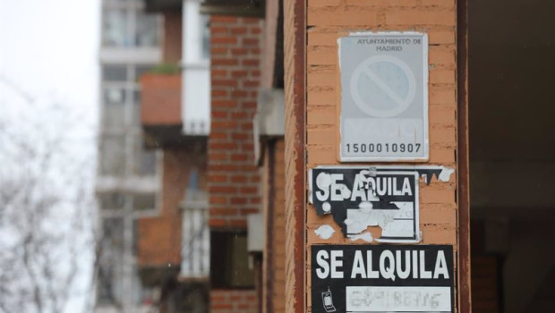 ep archivo   varios carteles de se alquila en la pared de un edificio en madrid espana