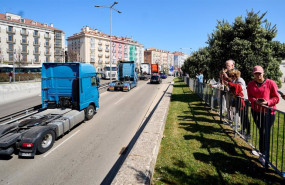 ep archivo varios personas observan a los camiones en una marcha convocada desde el poligono de ep archivo varios personas observan a los camiones en una marcha convocada desde el poligono de