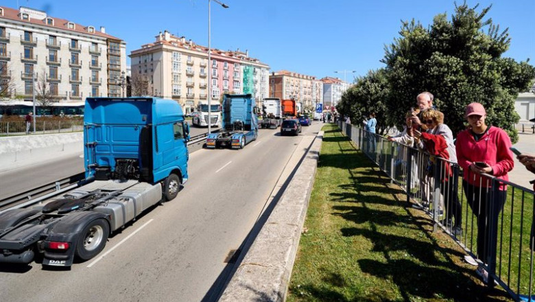 ep archivo   varios personas observan a los camiones en una marcha convocada desde el poligono de