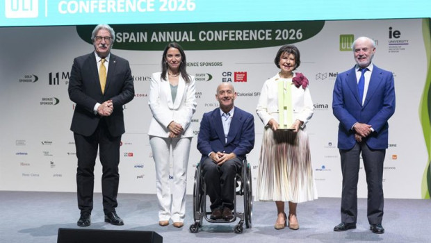 ep concha osacar recibe el pedro de churruca uli spain awards por su trayectoria dentro del