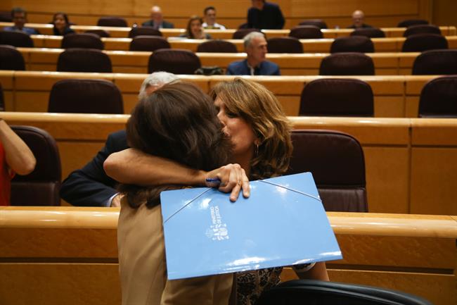 Dolores Delgado abraza a Carmen Calvo en el Senado | RICARDO RUBIO/ EUROPA PRESS ep dolores delgado abrazacarmen calvosenado