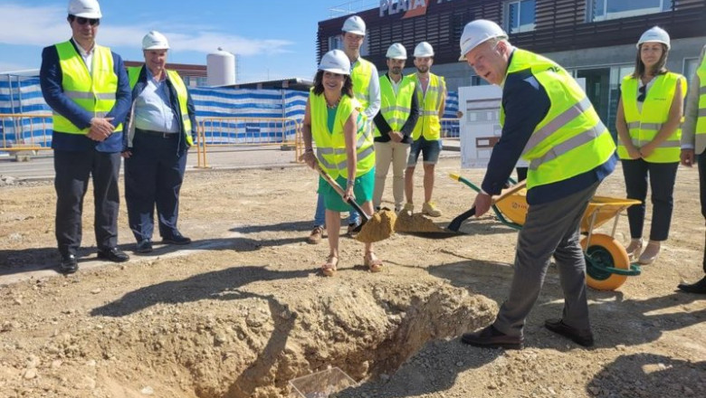 El consejero de Fomento, Octavio López y la alcaldesa de Teruel, Emma Buj, en el acto de colocación de la primera piedra de la ampliación del edificio de la terminal del aeropuerto. | GOBIERNO DE ARAGÓN ep el consejero de fomento octavio lopez y la alcaldesa de teruel emma buj en el acto de colocacion