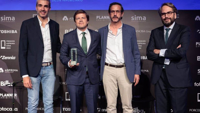 ep el director general de negocio de aedas homes alberto delgado con el premio mejor actuacion ep el director general de negocio de aedas homes alberto delgado con el premio mejor actuacion