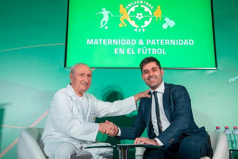 ep el doctor pedro guillen estrecha la mano de david aganzo